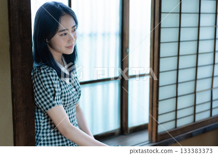 在日式房間的窗邊休息的女高中生 133383373