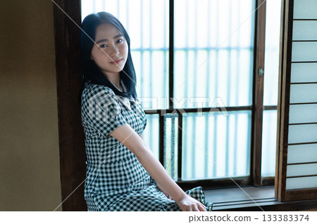在日式房間的窗邊休息的女高中生 133383374
