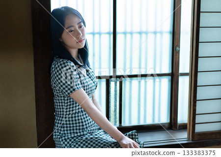 在日式房間的窗邊休息的女高中生 133383375