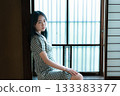 在日式房間的窗邊休息的女高中生 133383377
