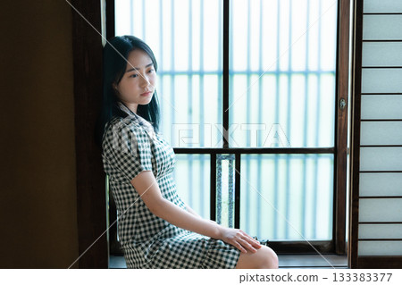 在日式房間的窗邊休息的女高中生 133383377