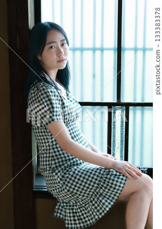 在日式房間的窗邊休息的女高中生 133383378