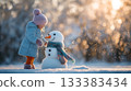 冬日里，一個小女孩遇到雪人，臉上露出了笑容。 133383434