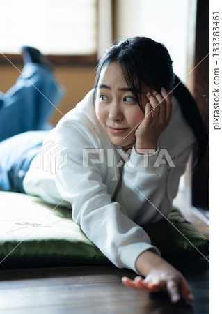 一位高中女生在家躺著放鬆 133383461