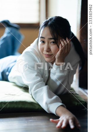 一位高中女生在家躺著放鬆 133383462