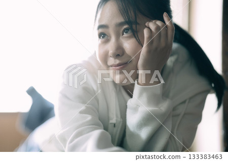 一位高中女生在家躺著放鬆 133383463