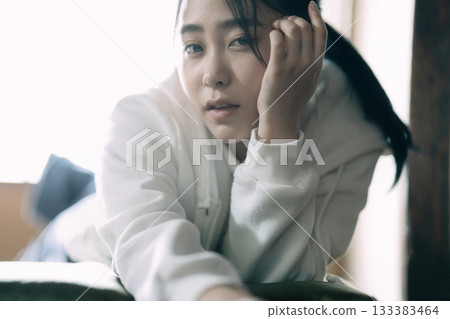 一位高中女生在家躺著放鬆 133383464