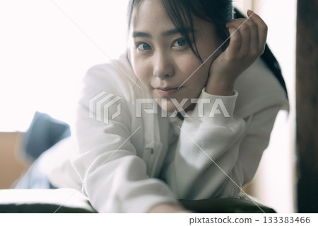 一位高中女生在家躺著放鬆 133383466