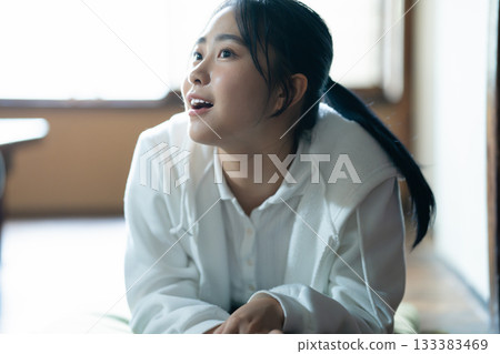 一位高中女生在家躺著放鬆 133383469