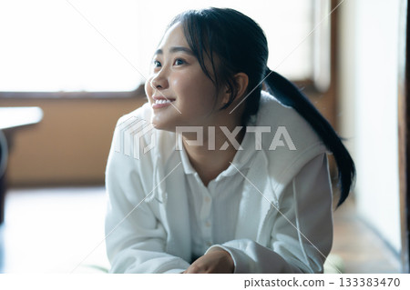 一位高中女生在家躺著放鬆 133383470