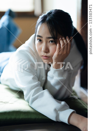 一位高中女生在家躺著放鬆 133383471