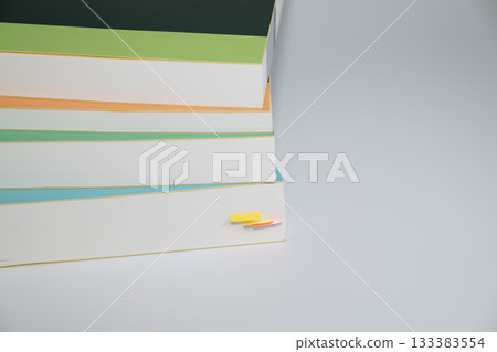 一疊書的側面特寫 133383554