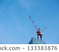 施工中建築物屋頂上的起重機 133383876