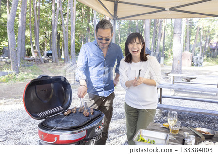 一家人在露營地燒烤 133384003