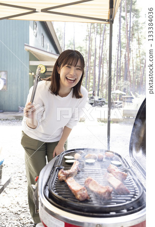 一名女子在露營地享受燒烤 133384036