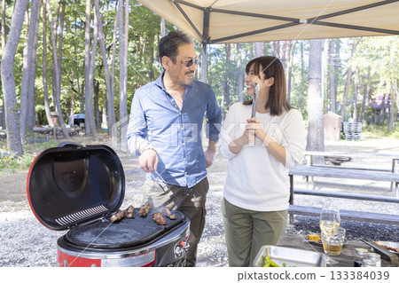 一家人在露營地燒烤 133384039