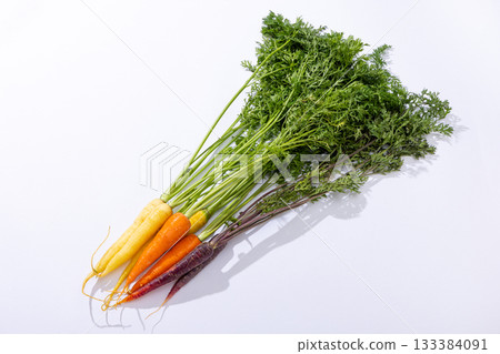 與五顏六色的葉子的紅蘿蔔 與五顏六色的葉子的紅蘿蔔 133384091