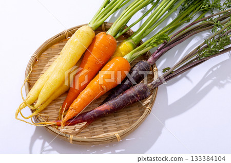 色彩繽紛的胡蘿蔔扎魯莫里,帶葉子 色彩繽紛的胡蘿蔔扎魯莫里,帶葉子 133384104
