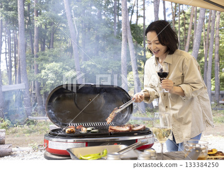 在露營地享受燒烤吧 133384250