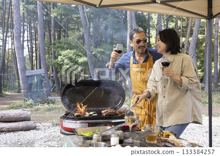 在露營地享受燒烤吧 133384257