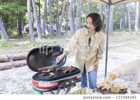在露營地享受燒烤吧 133384291