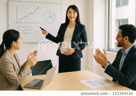 一位孕婦在會議室做報告,贏得了同事們的掌聲。 一位孕婦在會議室做報告,贏得了同事們的掌聲。 133384510