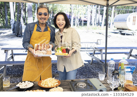 一家人在露營地燒烤 133384529