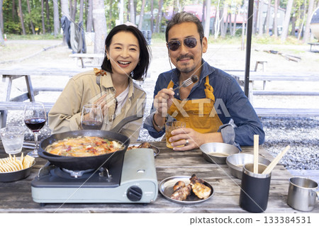 一家人在露營地燒烤 133384531