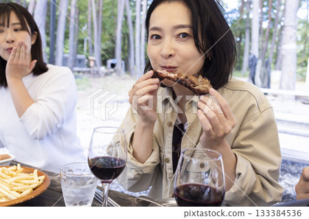 一家人在露營地燒烤 一家人在露營地燒烤 133384536