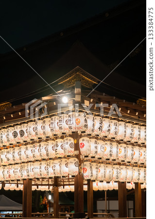 Illuminated Japanese paper lanterns at a temple in Kyoto, Japan Illuminated Japanese paper lanterns at a temple in Kyoto, Japan 133384775