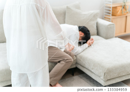 暴力、虐待妻子、與別的女人私奔的丈夫、男性（家庭暴力、專橫的妻子、言語虐待、毆打、嫉妒） 133384959