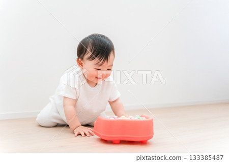 嬰兒在客廳玩玩具 嬰兒在客廳玩玩具 133385487