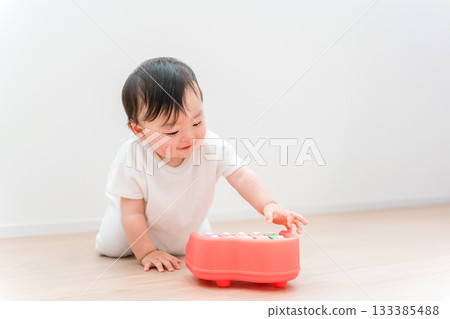 嬰兒在客廳玩玩具 嬰兒在客廳玩玩具 133385488