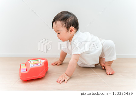 嬰兒在客廳玩玩具 嬰兒在客廳玩玩具 133385489