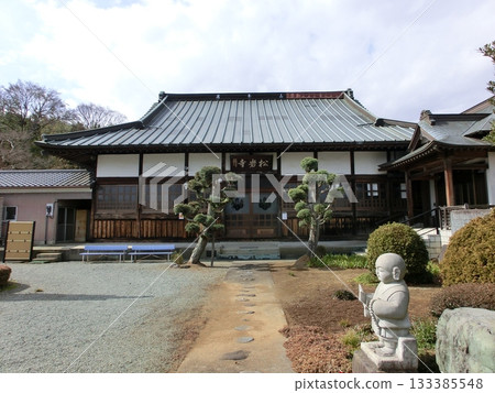 Main hall of Shoganji Temple in Hiratsuka City 133385548