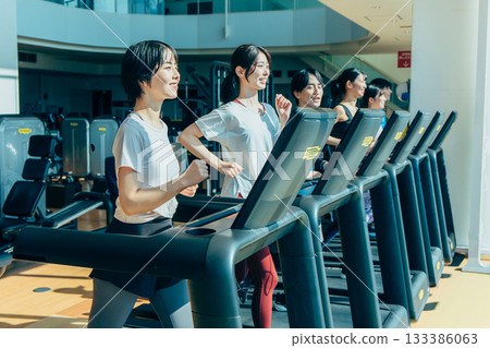 在健身房散步的男男女女 在健身房散步的男男女女 133386063