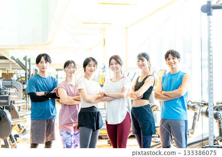 在健身房鍛鍊的男女 133386075