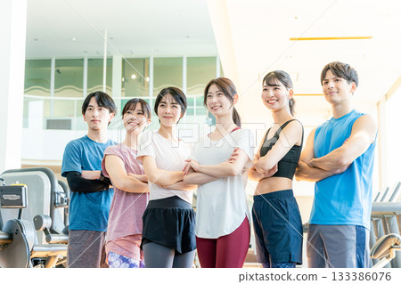 在健身房鍛鍊的男女 133386076