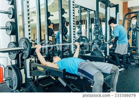 在健身房訓練的人 133386079