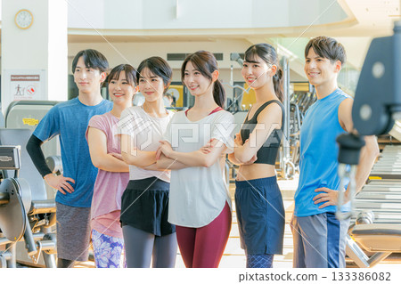 在健身房鍛鍊的男女 在健身房鍛鍊的男女 133386082
