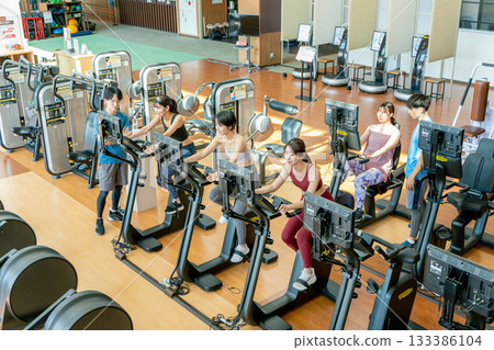 Aerial view of men and women exercising at a fitness gym 133386104
