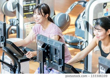 Aerial view of men and women exercising at a fitness gym 133386109