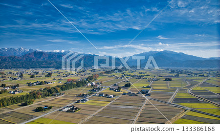 這是富山縣入禪町附近高架橋旁的北陸新幹線景色,背景是北阿爾卑斯山脈。 這是富山縣入禪町附近高架橋旁的北陸新幹線景色,背景是北阿爾卑斯山脈。 133386168