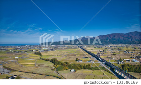 這是富山縣入禪町附近高架橋旁的北陸新幹線景色,背景是北阿爾卑斯山脈。 這是富山縣入禪町附近高架橋旁的北陸新幹線景色,背景是北阿爾卑斯山脈。 133386169