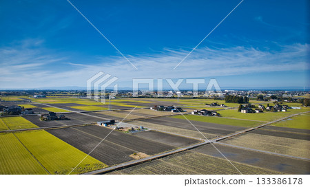 這是富山縣入禪町附近高架橋旁的北陸新幹線景色,背景是北阿爾卑斯山脈。 這是富山縣入禪町附近高架橋旁的北陸新幹線景色,背景是北阿爾卑斯山脈。 133386178