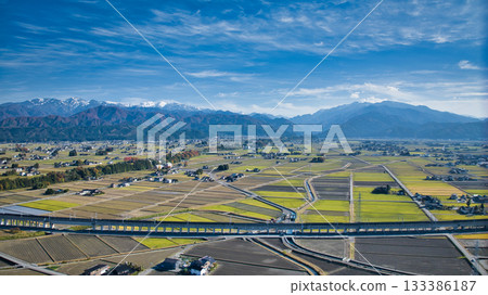 這是富山縣入禪町附近高架橋旁的北陸新幹線景色,背景是北阿爾卑斯山脈。 這是富山縣入禪町附近高架橋旁的北陸新幹線景色,背景是北阿爾卑斯山脈。 133386187