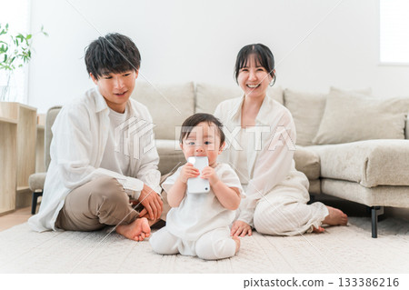 育兒世代的家庭在自家客廳與孩子和嬰兒玩耍(育兒、育兒、肌膚接觸) 育兒世代的家庭在自家客廳與孩子和嬰兒玩耍(育兒、育兒、肌膚接觸) 133386216