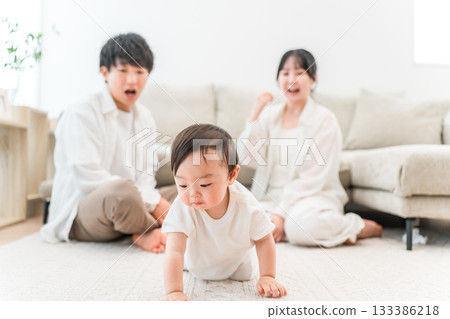 A family of child-rearing generation playing with their child and baby in the living room of their home (childcare, parenting, skinship) A family of child-rearing generation playing with their child and baby in the living room of their home (childcare, parenting, skinship) 133386218