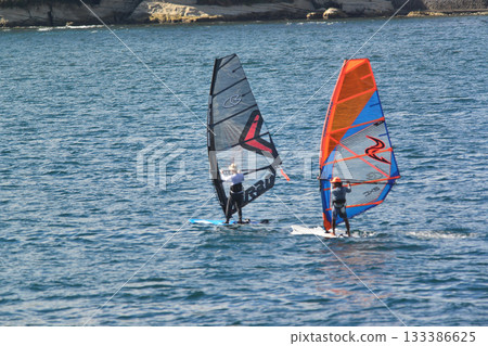 August 21, 2023, Zushi/Hayama, Kanagawa Prefecture: A colorful tandem windsurfer glides across the ocean. August 21, 2023, Zushi/Hayama, Kanagawa Prefecture: A colorful tandem windsurfer glides across the ocean. 133386625