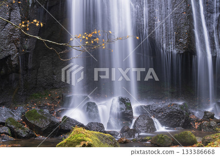 秋季的辰澤不動瀑佈景色優美 133386668